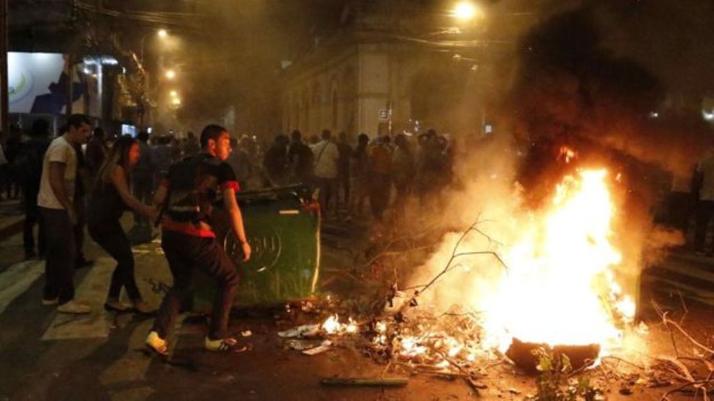 Κατάληψη στο Κογκρέσο της Παραγουάης – Έβαλαν φωτιά στο κτίριο (Photos) - Media