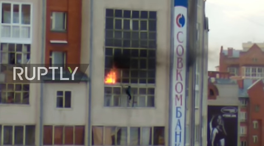 Ρωσία: Παιδάκι βουτάει στο κενό για να σωθεί από το φλεγόμενο διαμέρισμα του (Video) - Media