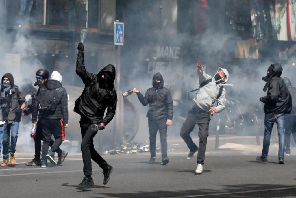 Επεισόδια στο Παρίσι: Νεαροί διαδηλώνουν κατά των υποψηφίων των προεδρικών εκλογών (Photos) - Media