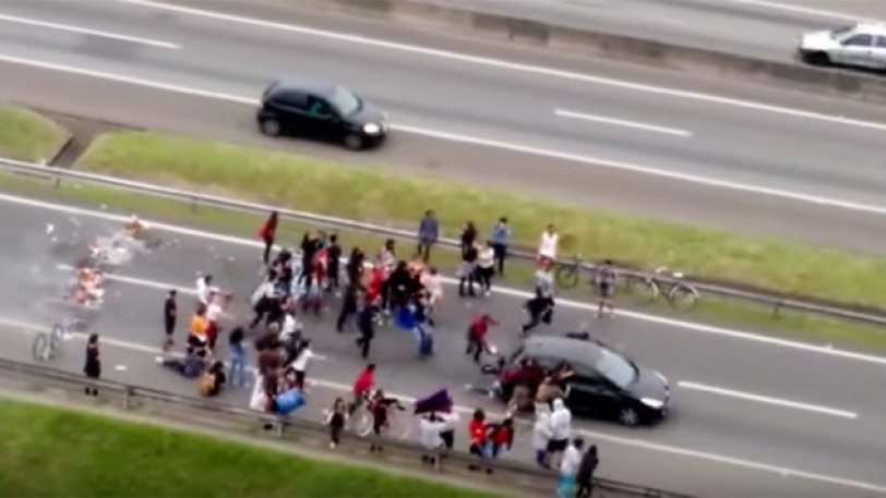 Βραζιλία: Αυτοκίνητο παρέσυρε διαδηλωτές (Σκληρό Video) - Media