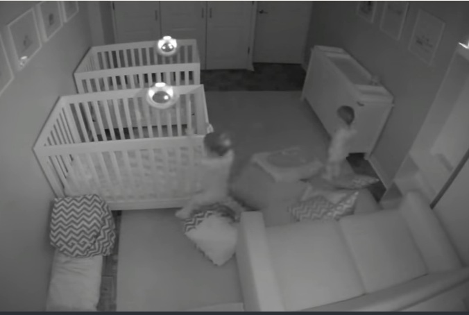 Δύο δίδυμα μωρά δεν είναι… φρόνιμα την ώρα του ύπνου – Τα κάνουν όλα άνω-κάτω (Video) - Media