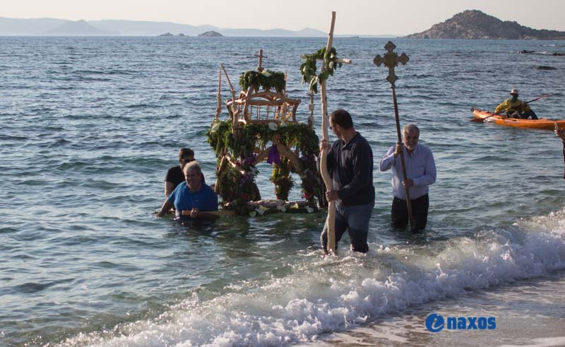 Η περιφορά του Επιτάφιου μέσα στη θάλασσα στο Καστράκι Νάξου (Video-Photos) - Media