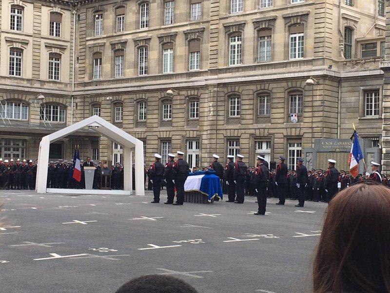Φόρος τιμής στον Ξαβιέ Ζυζελέ, θύμα της επίθεσης στα Ηλύσια Πεδία (Photos) - Media