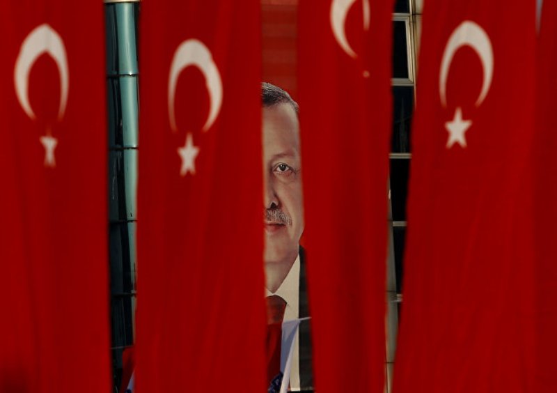 Ξεσαλώνει ο Ερντογάν μετά το δημοψήφισμα - Συνεχίζει να «παίρνει» χιλιάδες κεφάλια, καθάρισε ακόμα 9.103 αστυνομικούς - Media