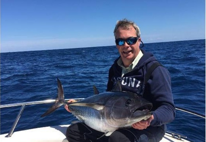 Επική «γκάφα» Φάρατζ: Πόζαρε με... τόνο (Photo) - Media