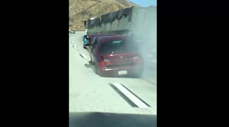 Φορτηγό σέρνει αυτοκίνητο για έξι χιλιόμετρα – Το αυτοκίνητο είχε σφηνώσει πάνω σε τρέιλερ (Video) - Media