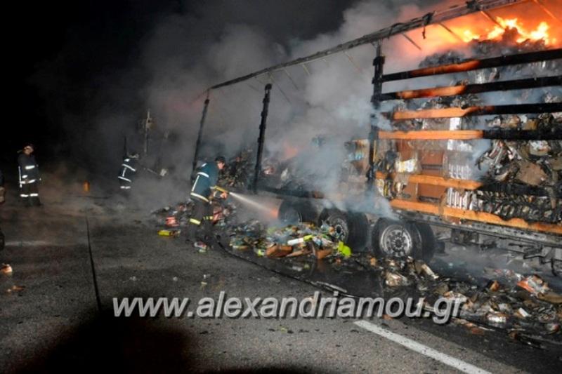 Ημαθία: Φορτηγό τυλίχθηκε στις φλόγες ( Photos - Video)  - Media
