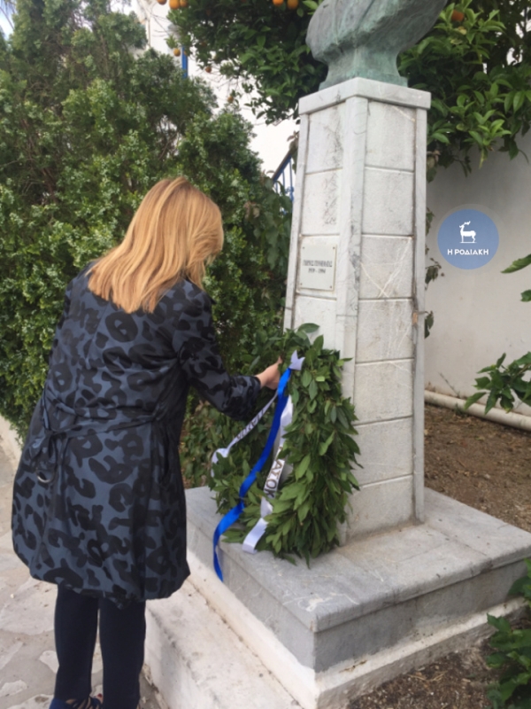 Στη Σύμη η Φώφη Γεννηματά - Κατέθεσε στεφάνι στο μνημείο του πατέρα της (Photos)  - Media