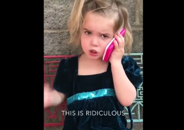 Κρατήστε την κοιλιά σας από τα γέλια: Ο τηλεφωνικός καυγάς μιας 2χρονης με το… αγόρι της (Video) - Media