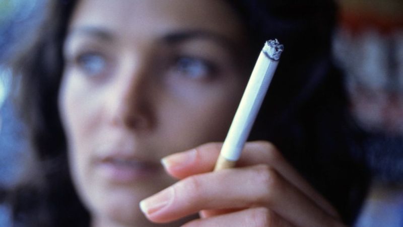 Η Ελλάδα τρίτη χώρα στον κόσμο σε ποσοστό γυναικών καθημερινών καπνιστριών - Media