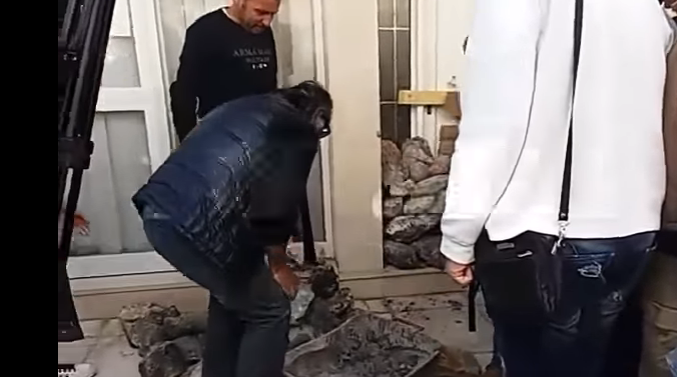 Οργισμένοι οι αγρότες στην Καλαμάτα: Έχτισαν την πόρτα του Δασαρχείου – Πέταξαν κόκκινα… αυγά στο κτίριο (Videos) - Media