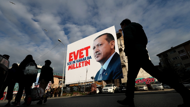 Στις κάλπες 55 εκατομμύρια Τούρκοι για το σημερινό δημοψήφισμα  - Media
