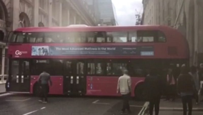 Απίστευτο: Λεωφορείο σφήνωσε σε κεντρικό δρόμο του Λονδίνου (Video) - Media