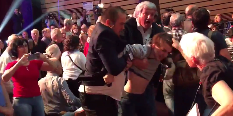 Κορσική: «Ντου» αντιφασιστών σε προεκλογική διαδήλωση της Λεπέν - Media