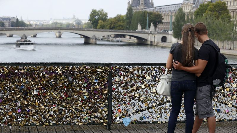 Σε δημοπρασία τα «λουκέτα της αγάπης» του Παρισιού (Photos) - Media