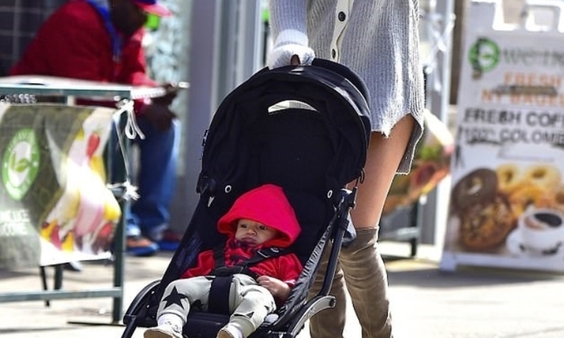 «Ξέχασε» να βάλει το παντελόνι της η διάσημη μαμά… - Media