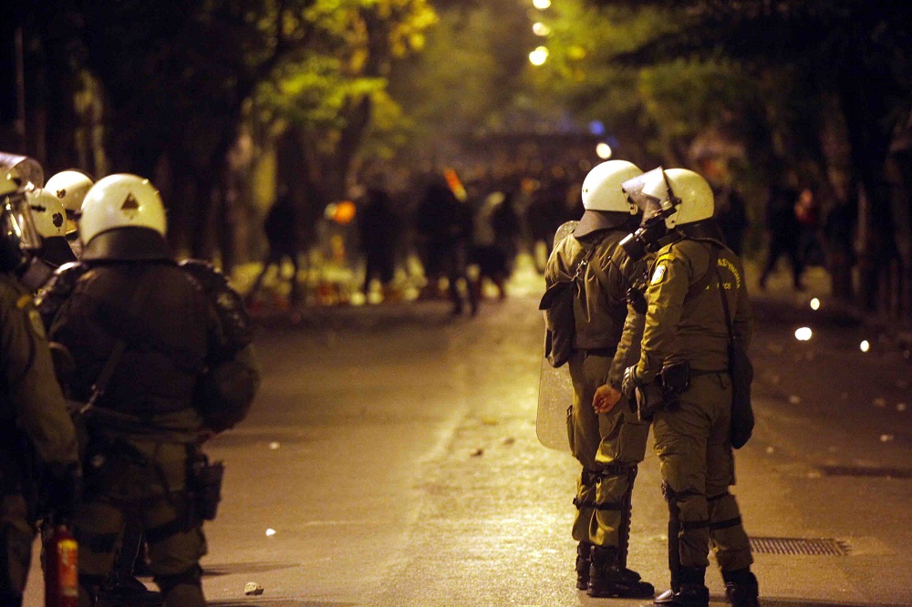 Επίθεση σε διμοιρία των ΜΑΤ στα Εξάρχεια - Media