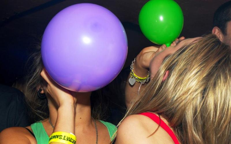 Προσοχή! Άκρως επικίνδυνο το «αέριο γέλιο» που κάνει θραύση - Media