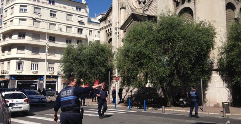 Γαλλία: Προσήγαγαν ύποπτο που εκτόξευσε απειλές μέσα στην εκκλησία του Αγίου Πέτρου - Media