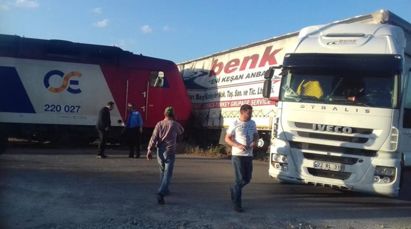 Τιθορέα: Αμαξοστοιχία του ΟΣΕ προσέκρουσε σε νταλίκα - Media