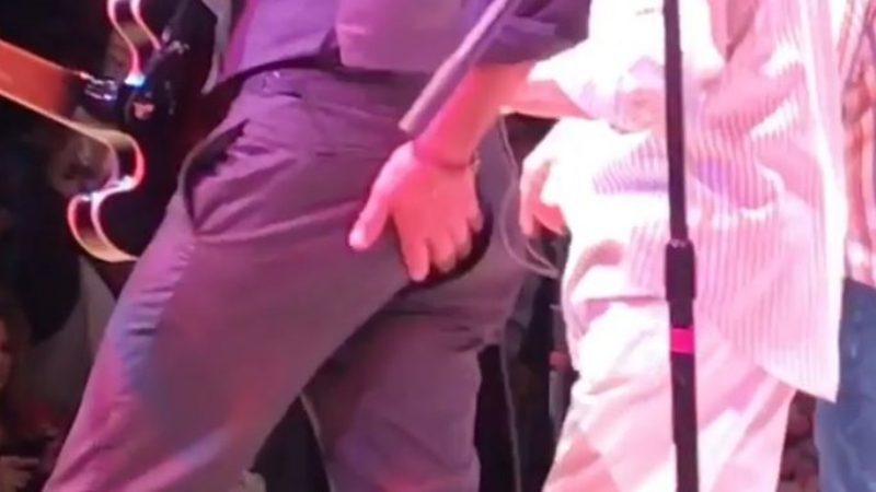 Σκίστηκε το παντελόνι του πάνω στη σκηνή! (video) - Media