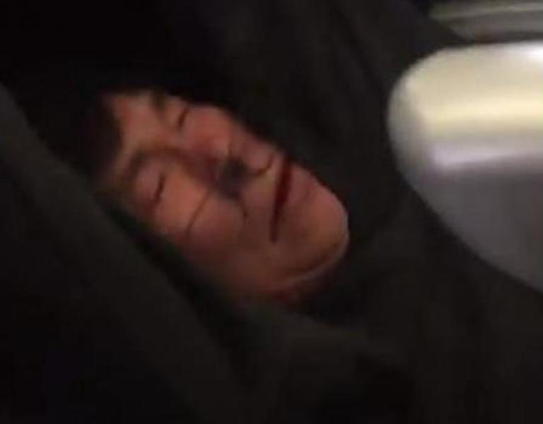 Απίστευτο: Τον πέταξαν από το αεροπλάνο επειδή η πτήση είχε περισσότερους επιβάτες (Video) - Media
