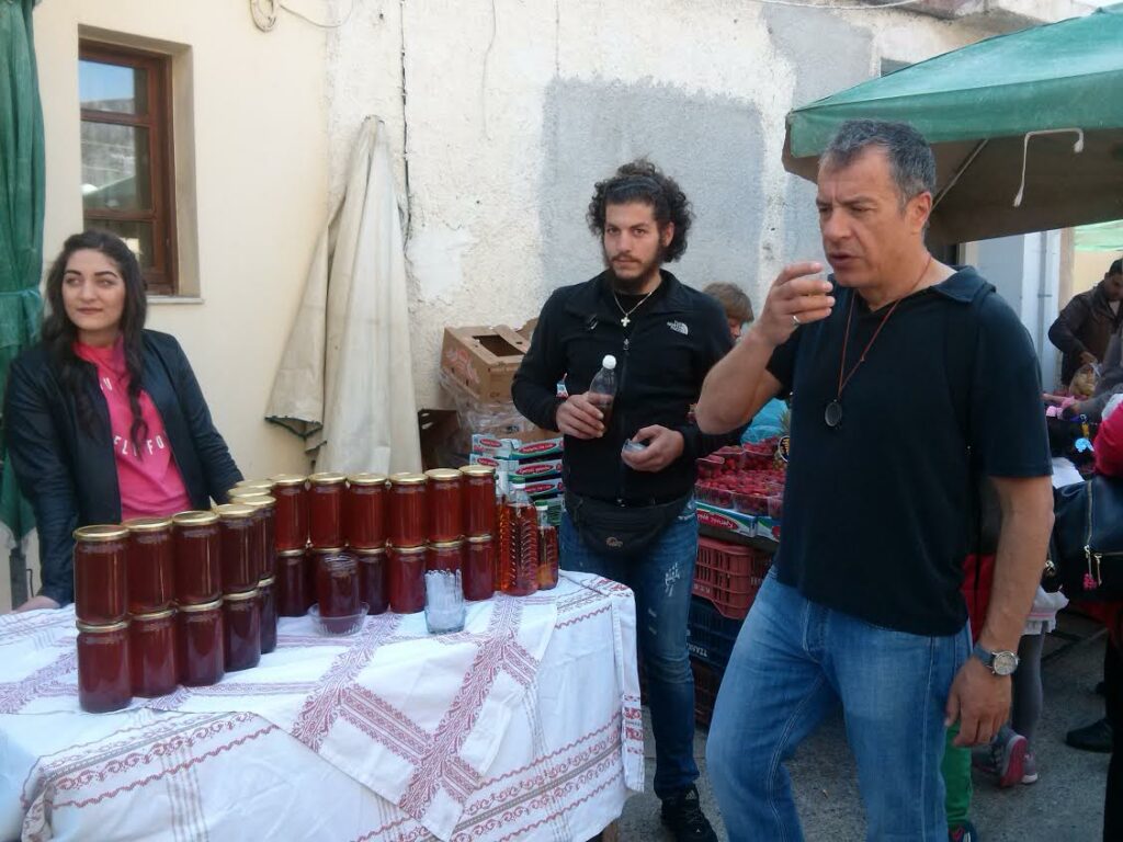 Ο Σταύρος Θεοδωράκης στο παζάρι στις Βουκολιές - Media