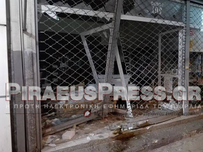 Τροχαίο στον Πειραιά: Αυτοκίνητο «καρφώθηκε» σε φαρμακείο (Photos) - Media