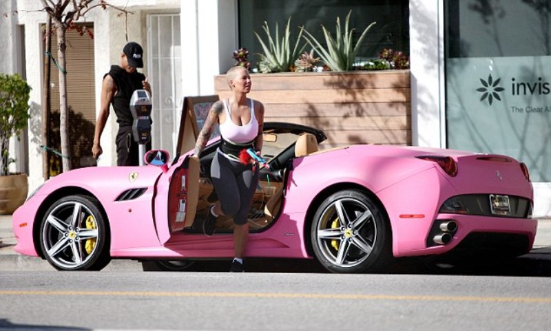 Απαγορεύεται να βάφονται οι Ferrari ροζ - Λογικό  - Media
