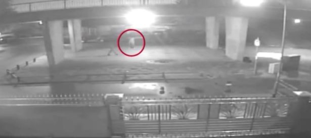 Σκληρό βίντεο: Οι ανατριχιαστικές στιγμές πριν το βιασμό και τη δολοφονία μιας νεαρής κοπέλας - Media