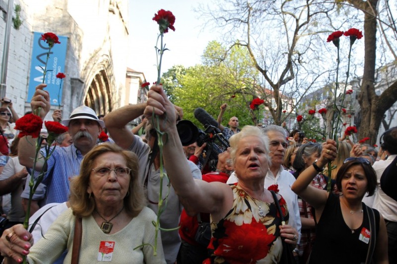 Στους δρόμους χιλιάδες Πορτογάλοι για την επέτειο της Επανάστασης των Γαρυφάλλων - Media