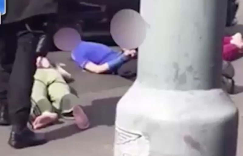 Απαράδεκτο: Αστυνομικοί «κόλλησαν» τα όπλα στα κεφάλια ανήλικων (video) - Media