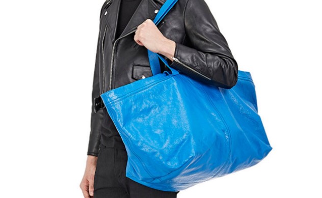 Η ΙΚΕΑ τρολάρει τον οίκο μόδας που αντέγραψε την μπλε της τσάντα (Photos) - Media