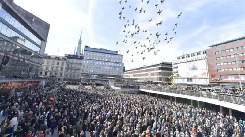Χιλιάδες Σουηδοί στους δρόμους της Στοκχόλμης κατά της τρομοκρατίας - Media