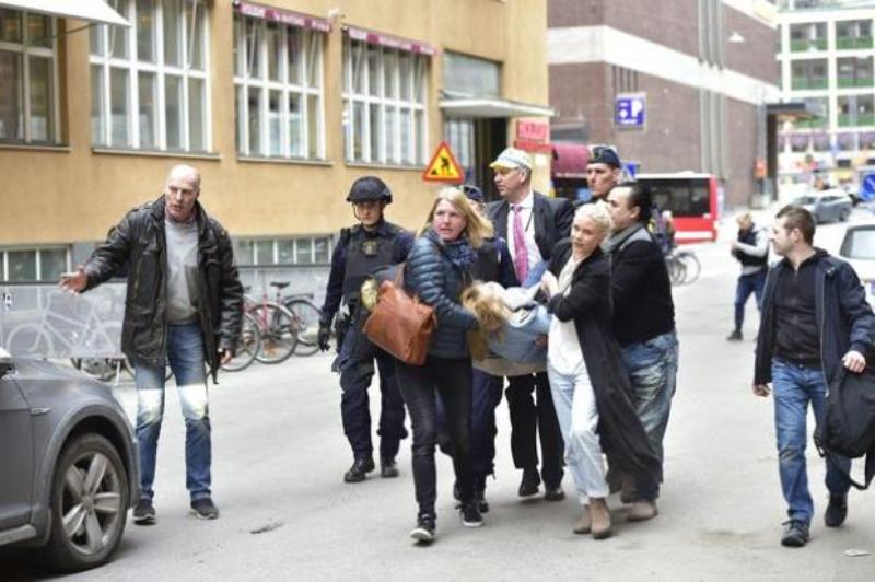 Σουηδία: Τρόμος στο κέντρο της Στοκχόλμης από έκρηξη σε λεωφορείο  - Media