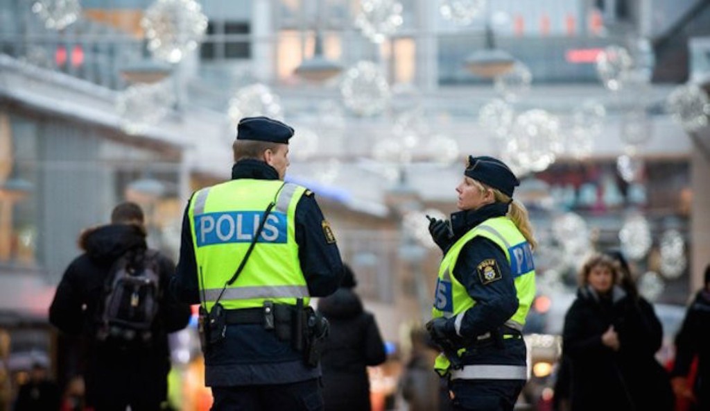 Δύο πρόσωπα ανακρίνει η αστυνομία της Σουηδίας για το μακελειό - Media
