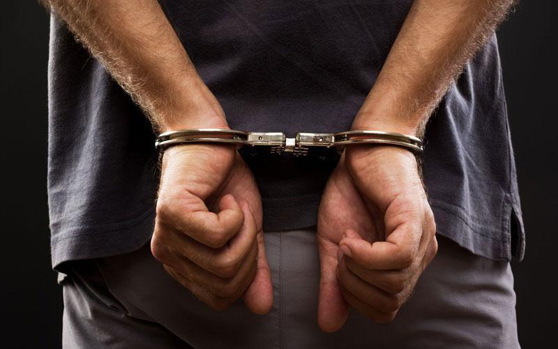 Αντί για δέμα ...παρέλαβε χειροπέδες  - Media