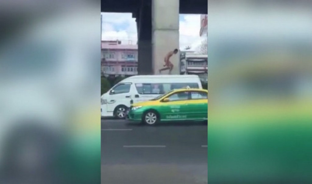 «Ταρζάν» κυκλοφορούσε ολόγυμνος και σκαρφάλωνε στα αυτοκίνητα! (Video) - Media