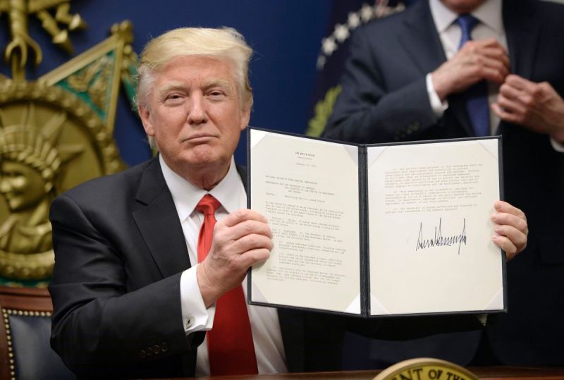 Εμπορικός πόλεμος εν όψει: Ο Τραμπ ετοιμάζει διάταγμα για αποχώρηση των ΗΠΑ από τη NAFTA - Media