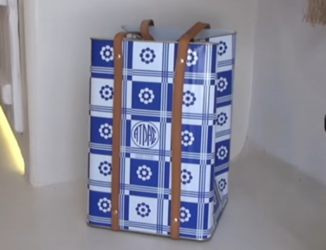 Η τσάντα από... τενεκέ που κάνει θραύση στη Μύκονο - Κοστίζει 250 ευρώ (Video) - Media