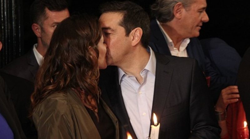 Το φιλί της Αγάπης του Αλέξη Τσίπρα στην Μπέτυ Μπαζιάνα και οι ευχές του πρωθυπουργού - Media