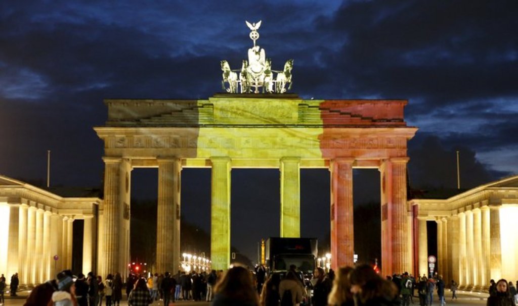 «Σκανδαλώδης» απόφαση του Βερολίνου: Δεν θα φωταγωγηθεί με τα χρώματα της ρωσικής σημαίας - Media