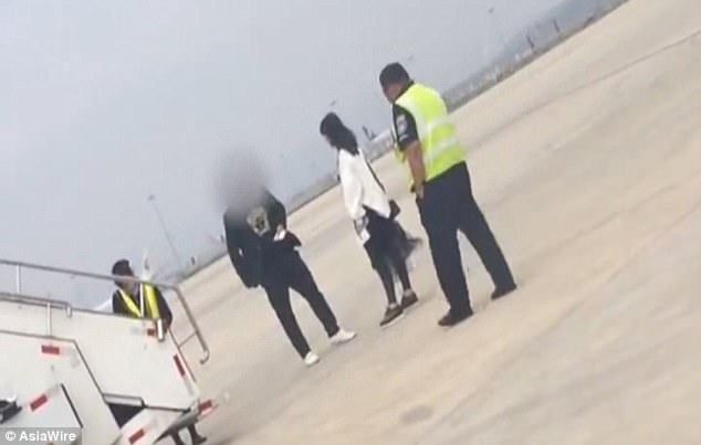 To ζευγάρι πλακώθηκε στη μέση του διαδρόμου προσγείωσης καθυστερώντας την απογείωση (Video-Photos) - Media