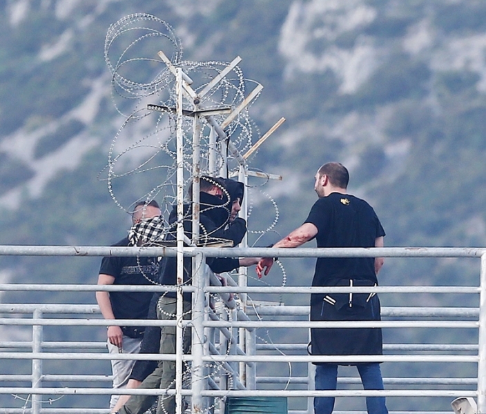 Σουρεαλιστικές σκηνές στο Πανθεσσαλικό: Πλακώθηκαν και μετά αγκαλιάστηκαν - Media