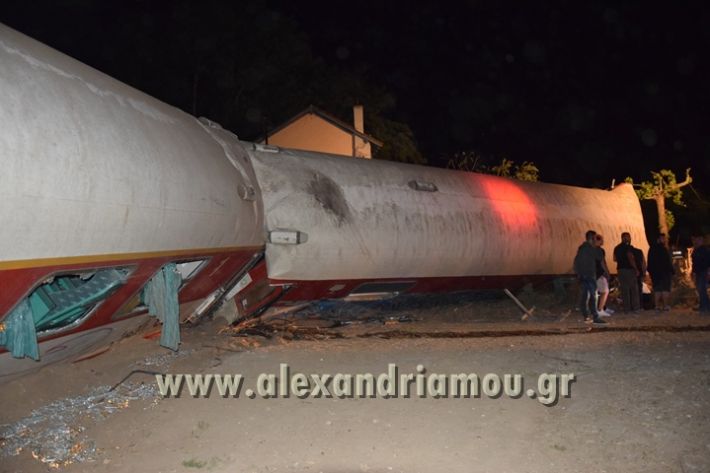 Βίντεο με τις πρώτες στιγμές μετά τον εκτροχιασμό και  το τρένο να έχει μπει μέσα στο κτίριο! (Video) - Media