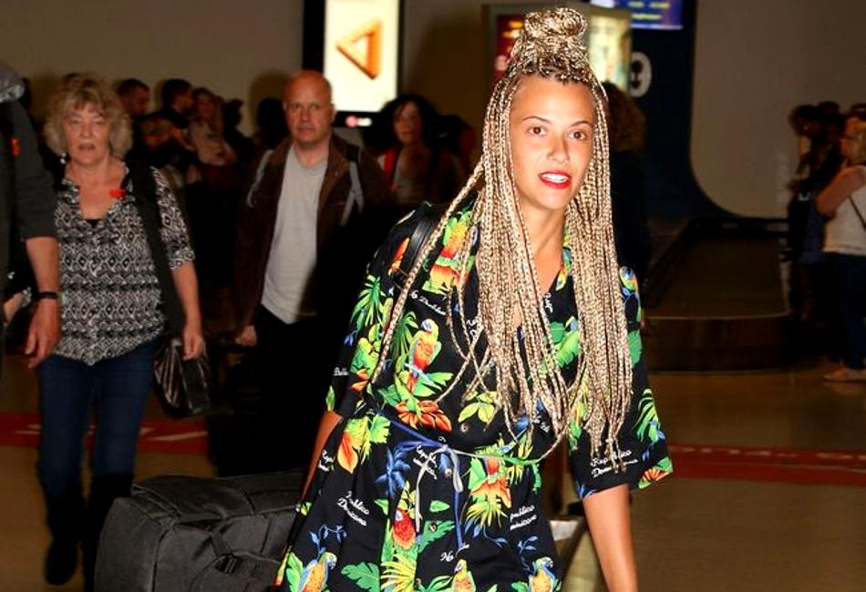 Με μαγιό η πρώτη φωτό της Λάουρα Νάργες μετά την επιστροφή της - «Δίνει»... απαντήσεις για τα κιλά της (Photo) - Media