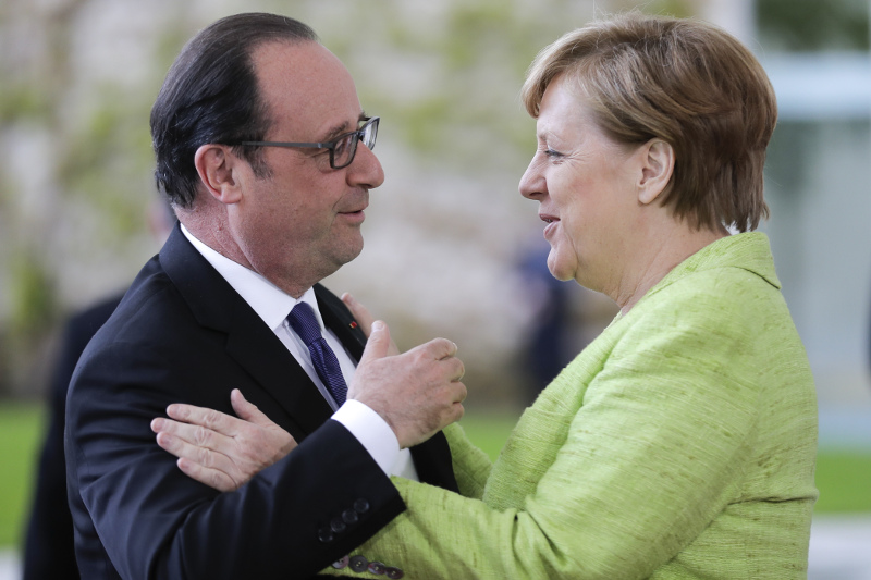 Από τη Μέρκελ το τελευταίο «προεδρικό» φιλί για Ολάντ (Photo) - Media