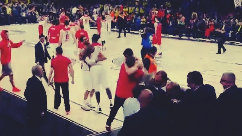 Τα τελευταία δευτερόλεπτα του θριάμβου του Ολυμπιακού (Video) - Media