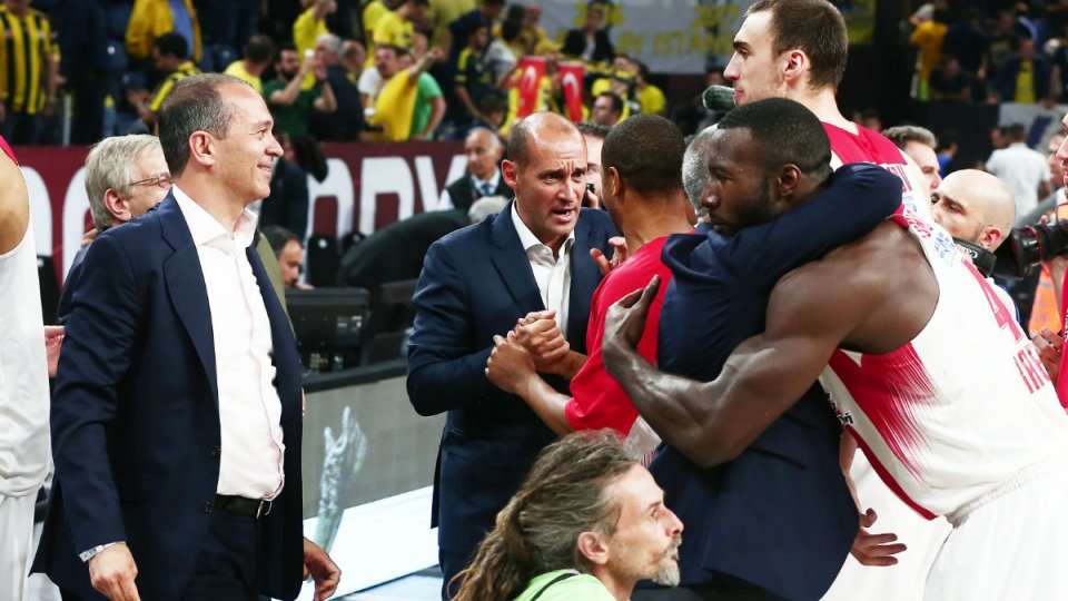 «Τρελάθηκαν» με τον Σπανούλη οι Αγγελόπουλοι - Τα φιλιά στα αποδυτήρια (Video) - Media