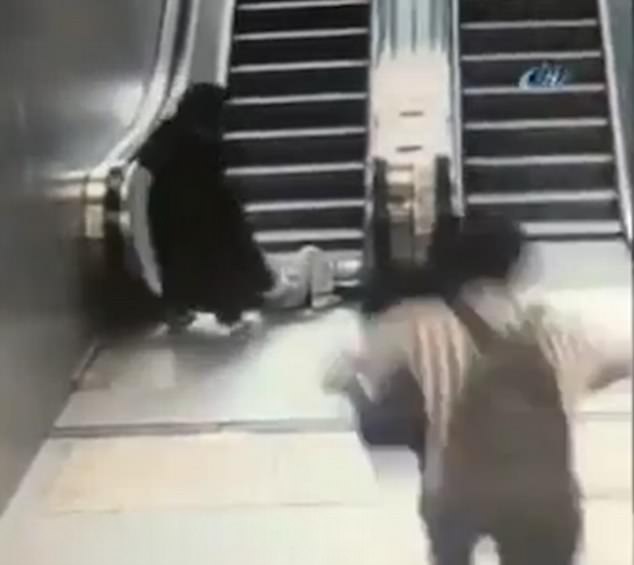 Προσοχή στις κυλιόμενες σκάλες (Video) - Media